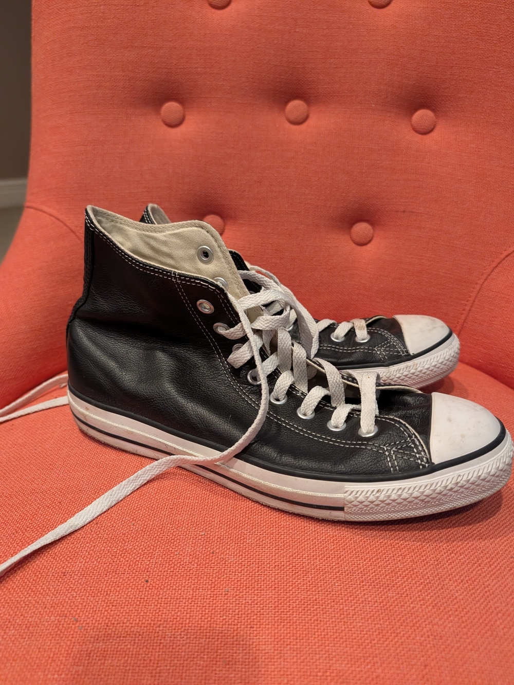 Chuck Taylors Leather Sz 9